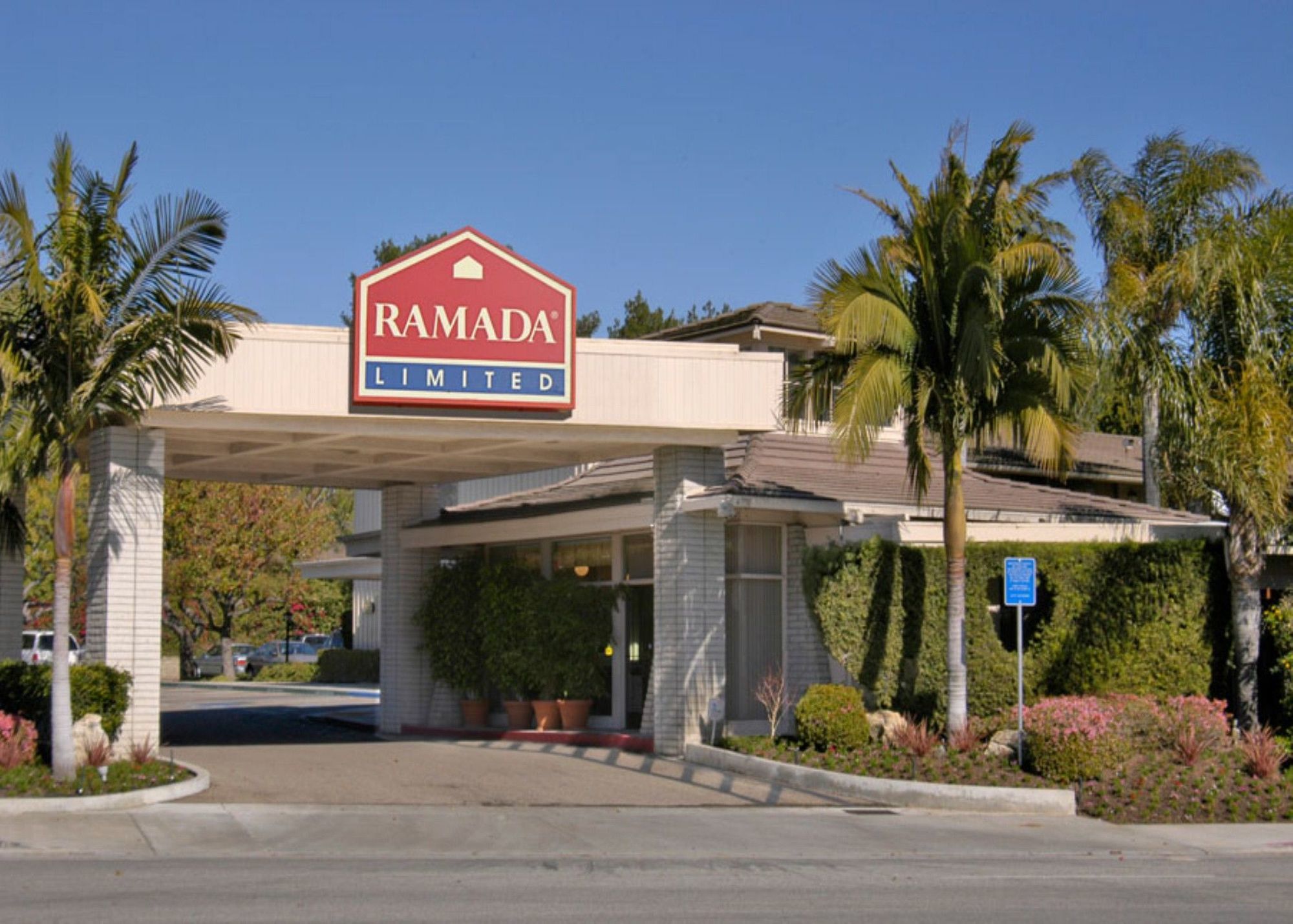 Ramada By Wyndham Santa Barbara Hotel Екстериор снимка
